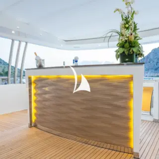 Sundeck bar and Jacuzzi