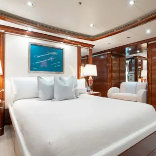 QUEEN STATEROOM 1