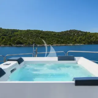 Sun Deck - Jacuzzi
