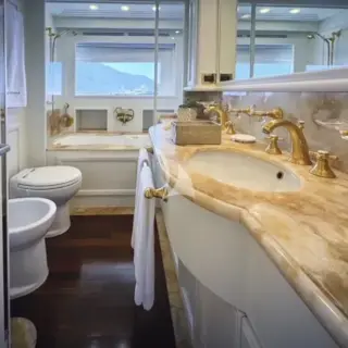 MASTER CABIN BATHROOM