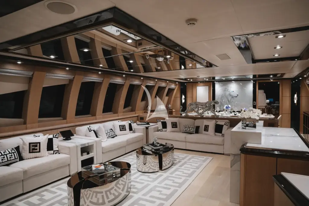 AK ROYALTY - Main deck lounge