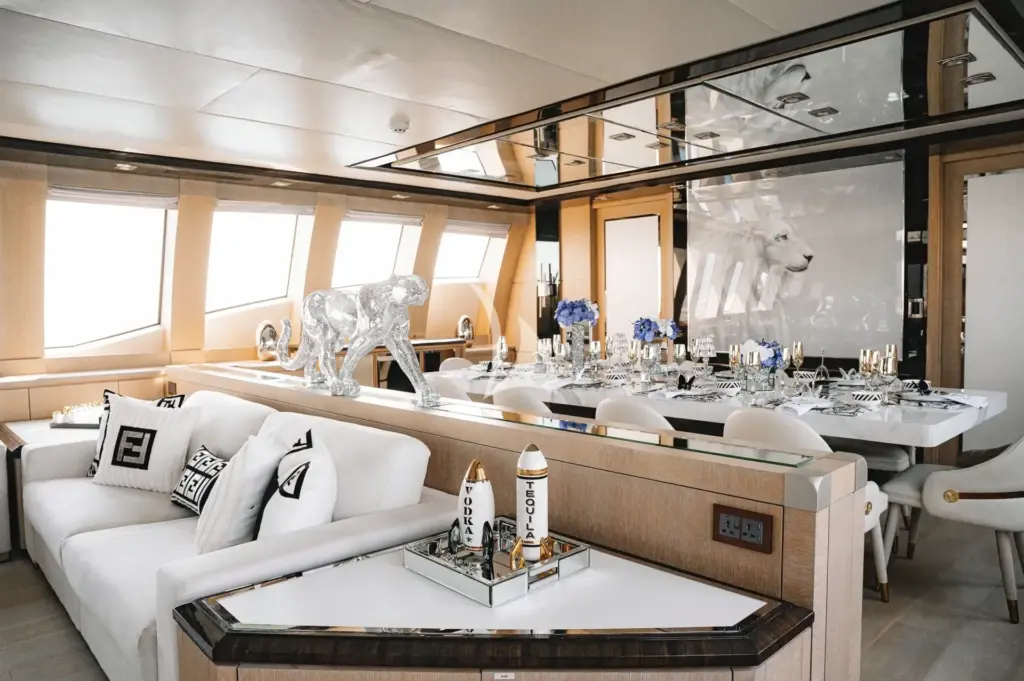 AK ROYALTY - Main deck lounge