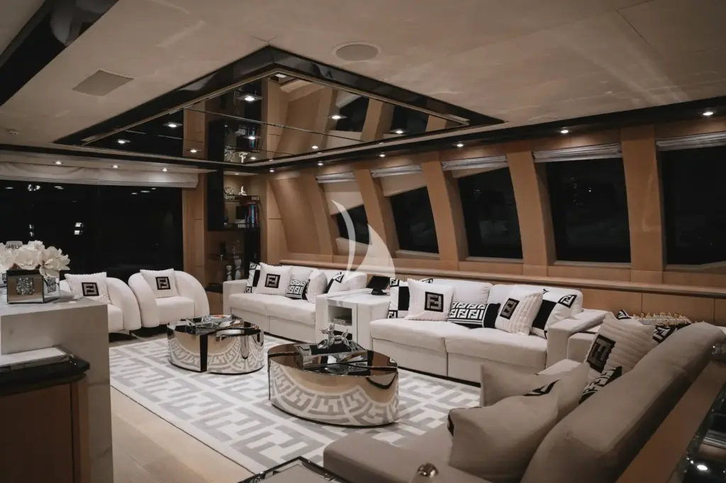 AK ROYALTY - Main deck lounge