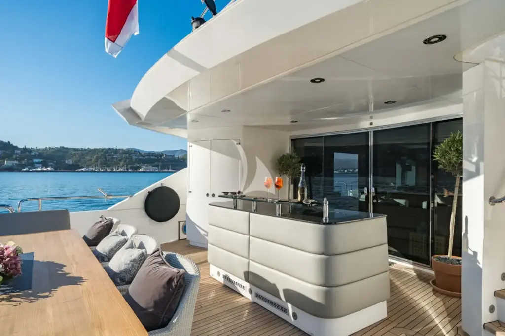 LADY VOLANTIS - Main Deck Aft Bar