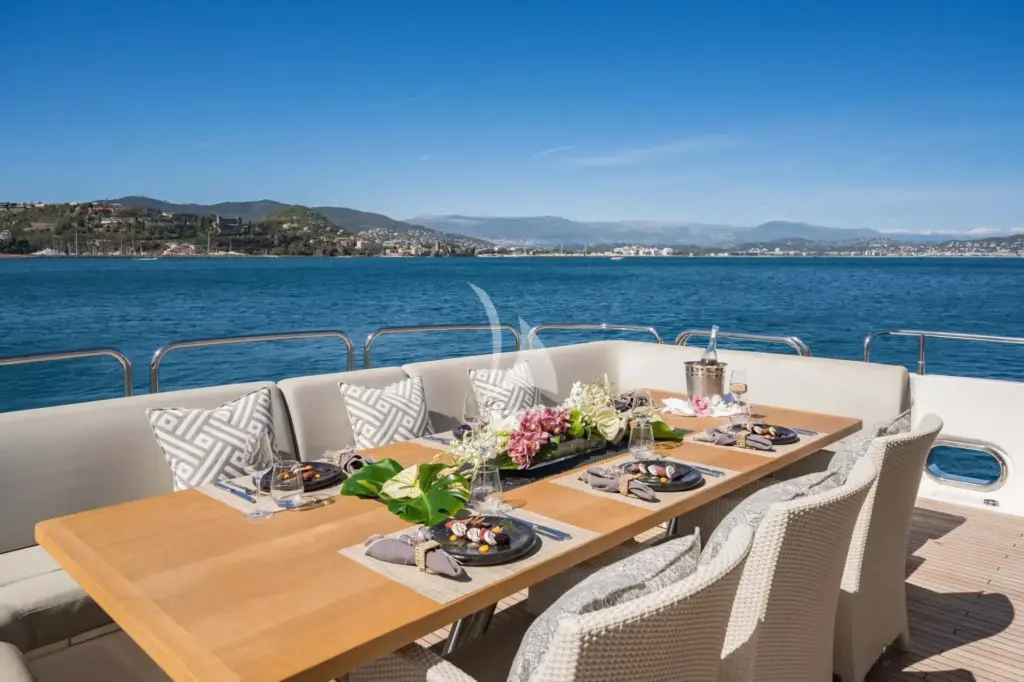 LADY VOLANTIS - Main Deck Aft