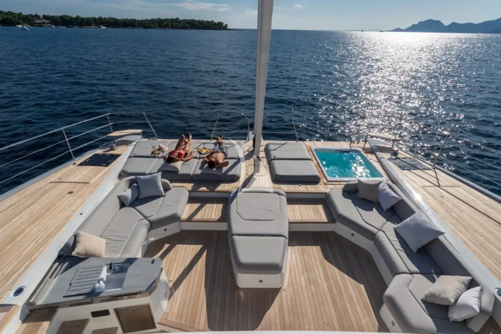 SERENISSIMA III - Fore deck 