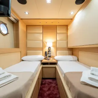 Twin cabin with pullman bed