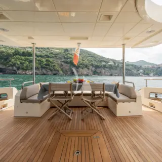 Aft deck dining zone