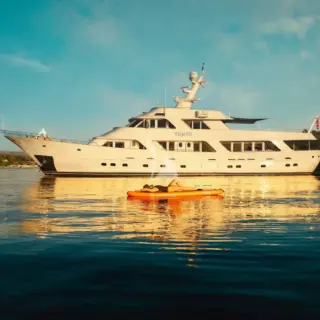 TO je TO - Exterior portside