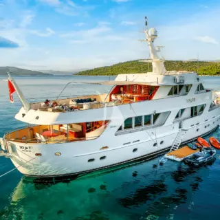 TO je TO - Exterior starboard