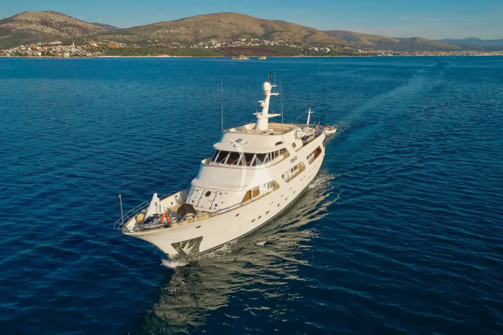 TO je TO - Exterior cruising