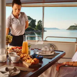 TO je TO - Aft breakfast table 