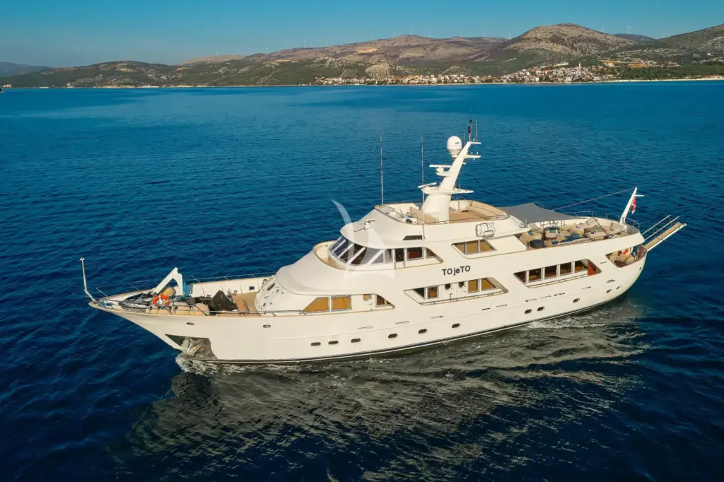 TO je TO - Exterior up close view