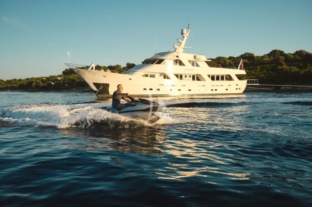 TO je TO - Exterior jet ski