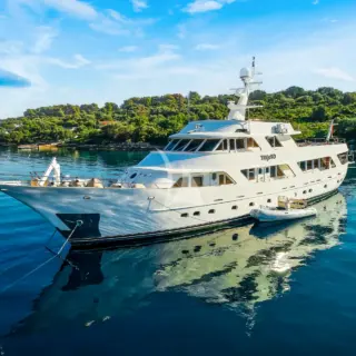 TO je TO - Exterior anchored