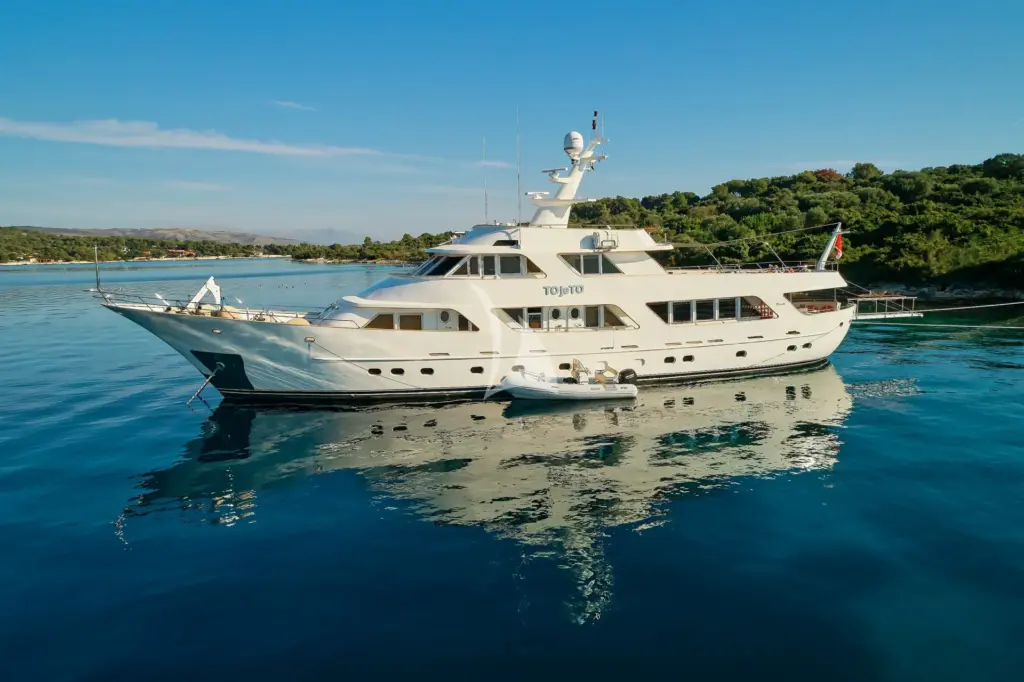 TO je TO - Exterior side view