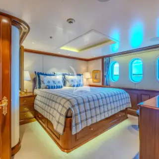 LADY KATHRYN V - Guest Suite