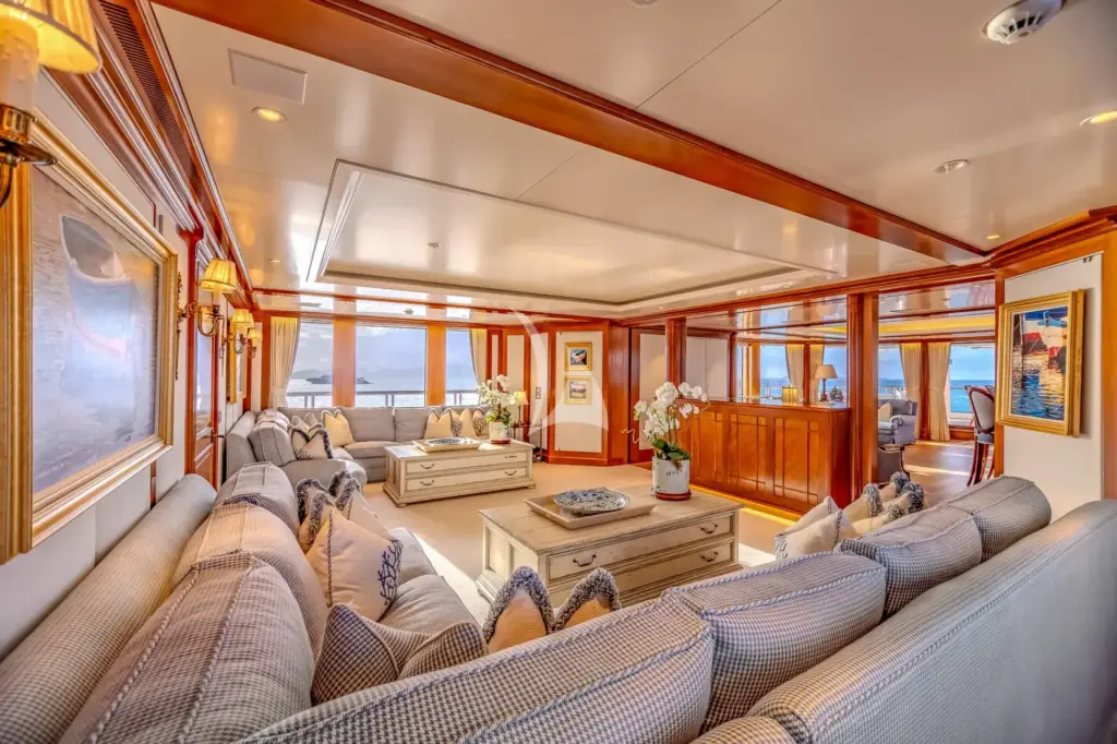 LADY KATHRYN V - Bridge deck Salon