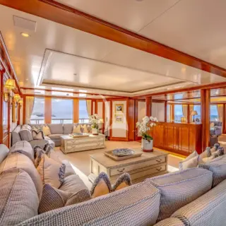 Bridge deck Salon