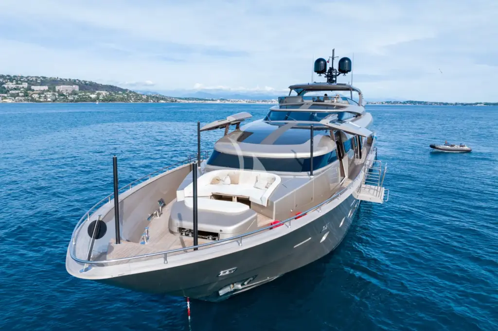 THE PALM - At anchor