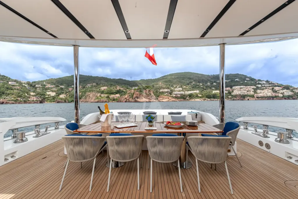 LAFAYETTE - Main aft deck with dining