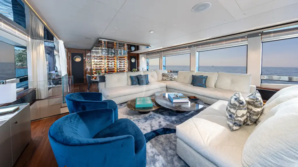 LAFAYETTE - Saloon facing forward