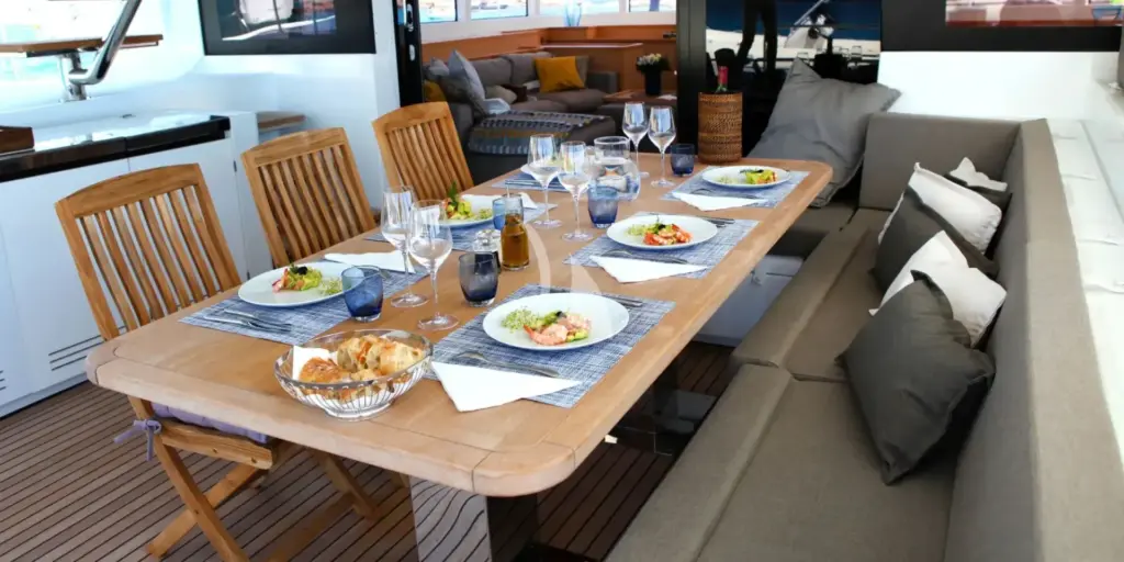 LADY M - Dining Table