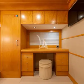toilette desk master cabin