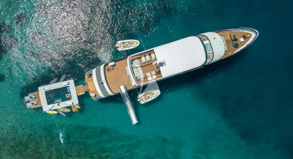 AGAPE ROSE - Aerial view at anchor with toys