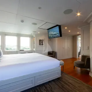 Double cabin