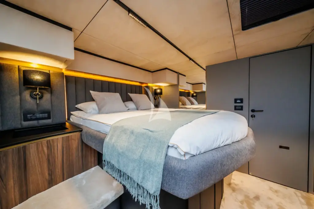 OVER THE MOON - Double cabin- Port side bow