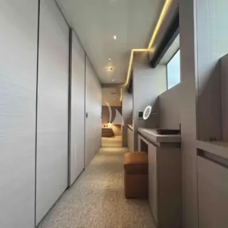 Main deck - hall to Master cabin