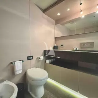 Main deck - Master cabin en suite facilities (his & hers)