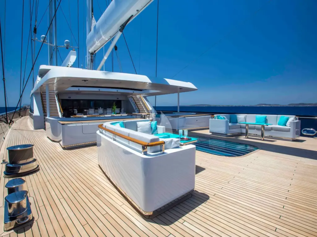 AQUIJO - aft deck lounging area 