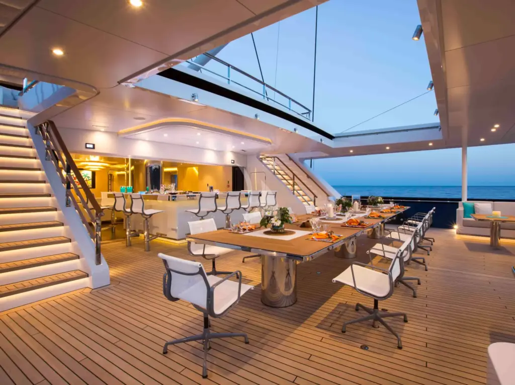 AQUIJO - aft deck dining with retractable skilight