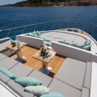 Forward deck seating area