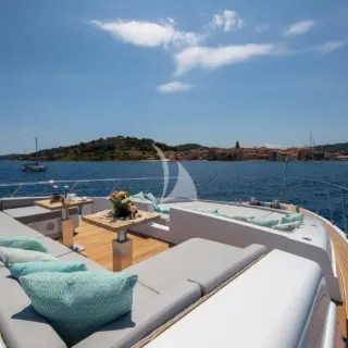 Forward deck seating area