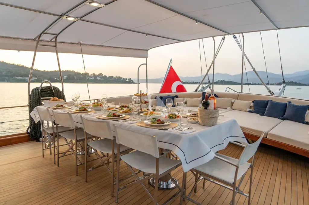 HAPPY DAYS - Aft Dining Area