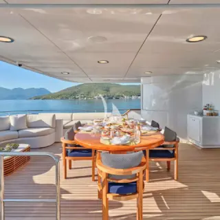 Upper deck