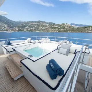 Fly bridge - Jacuzzi area