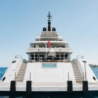 Aft deck swim platform
