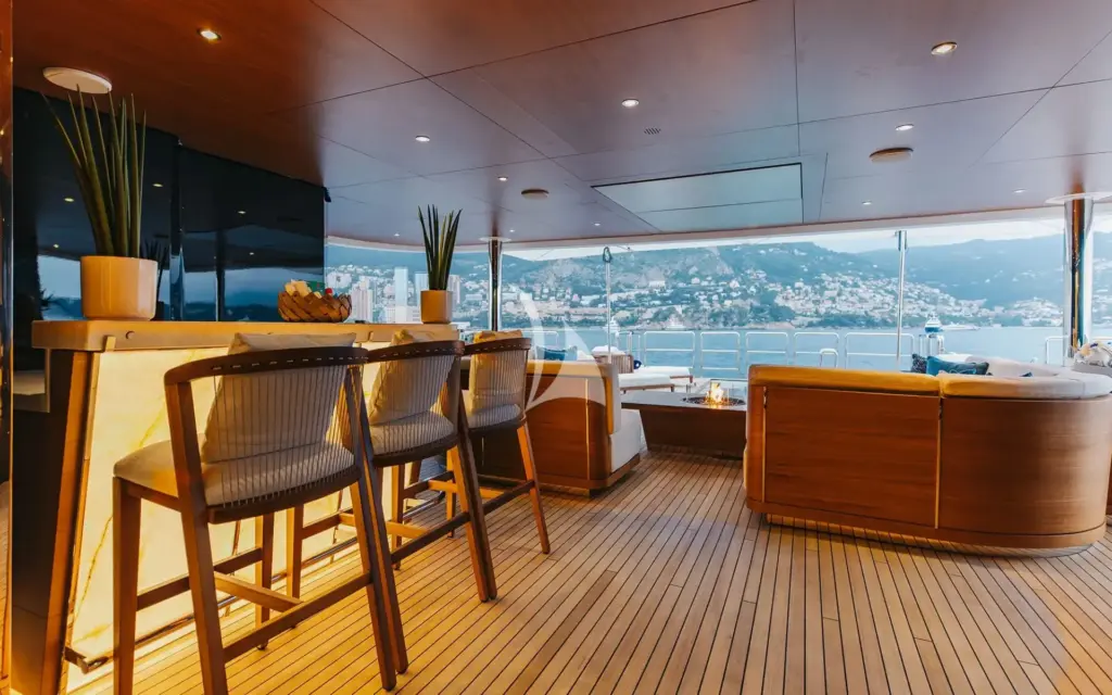 ALFA - Main deck aft, enjoy the bar