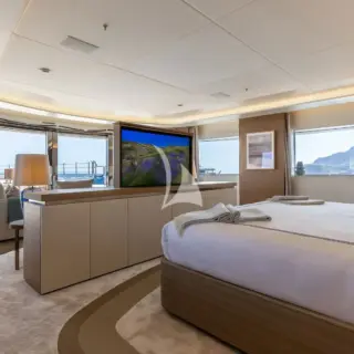 Principle's stateroom facing forward onto foredeck