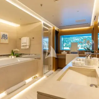 Principle Charterer's en suite