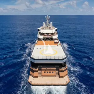 LA DATCHA - View of the stern underway