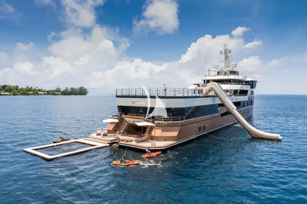 LA DATCHA - At anchor with toys