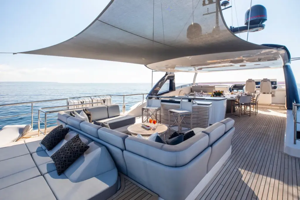 M/Y RESTLESS, Lounging