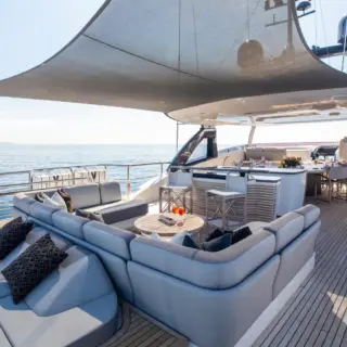 M/Y RESTLESS, Lounging