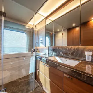 M/Y RESTLESS, ensuite