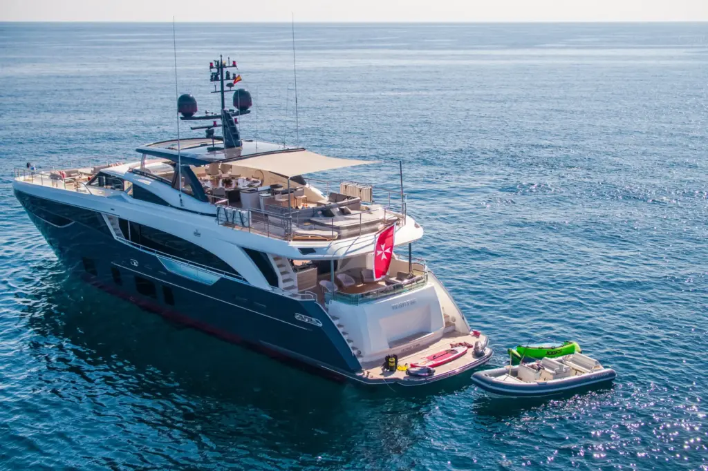 M/Y Restless, Exterior